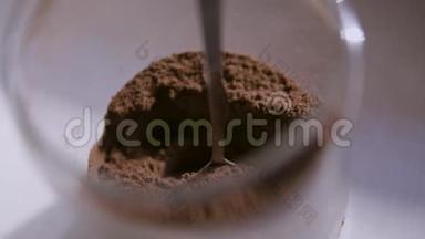 咖啡罐中的烤咖啡粉